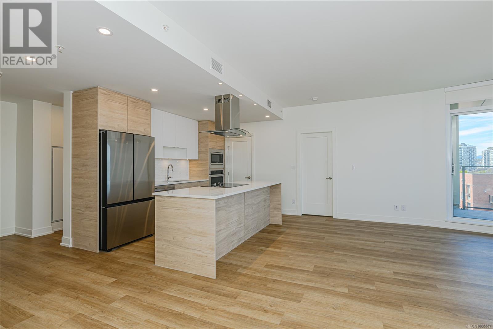 903 1628 Store St