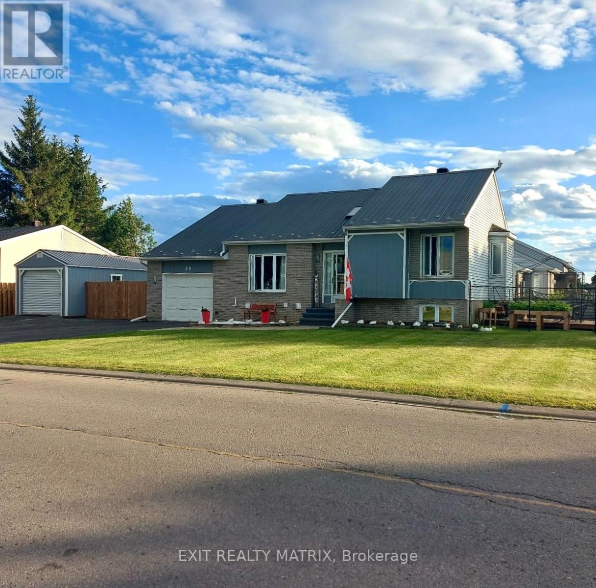 51 MARCEL STREET E - Photo 2