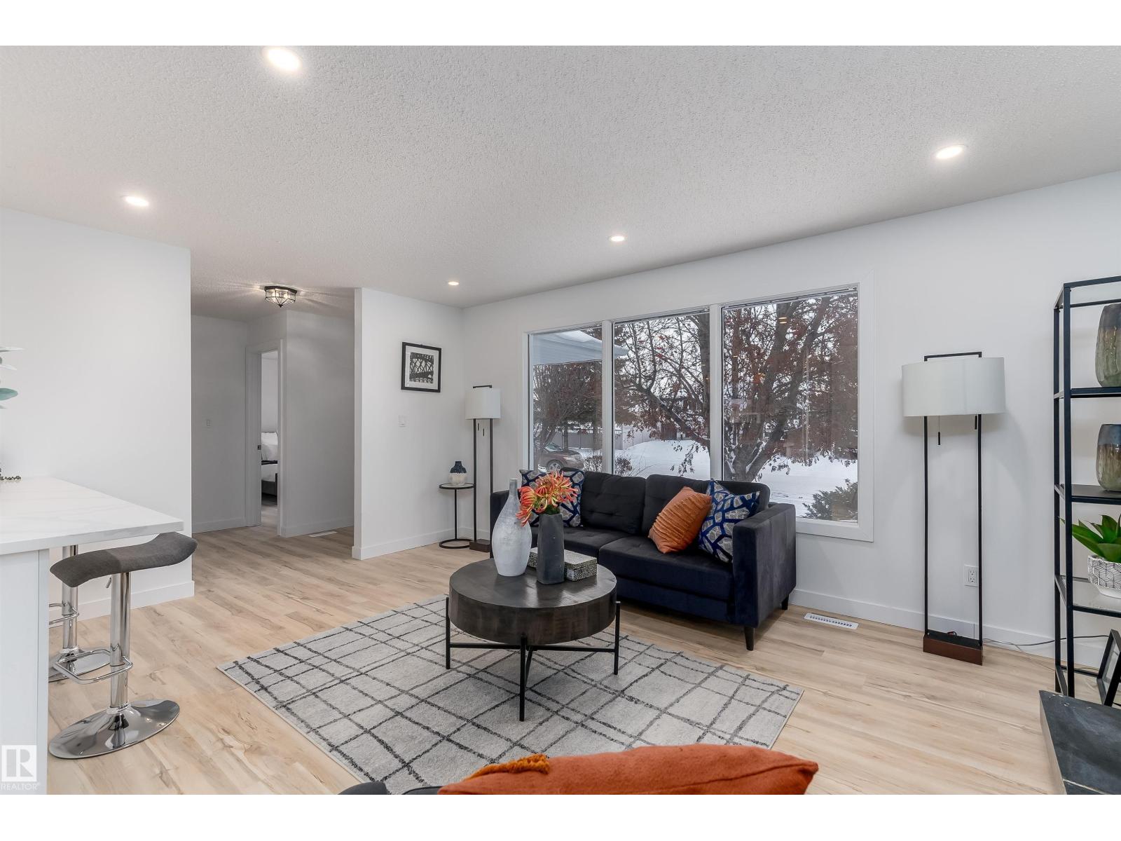 8104 17 AV NW