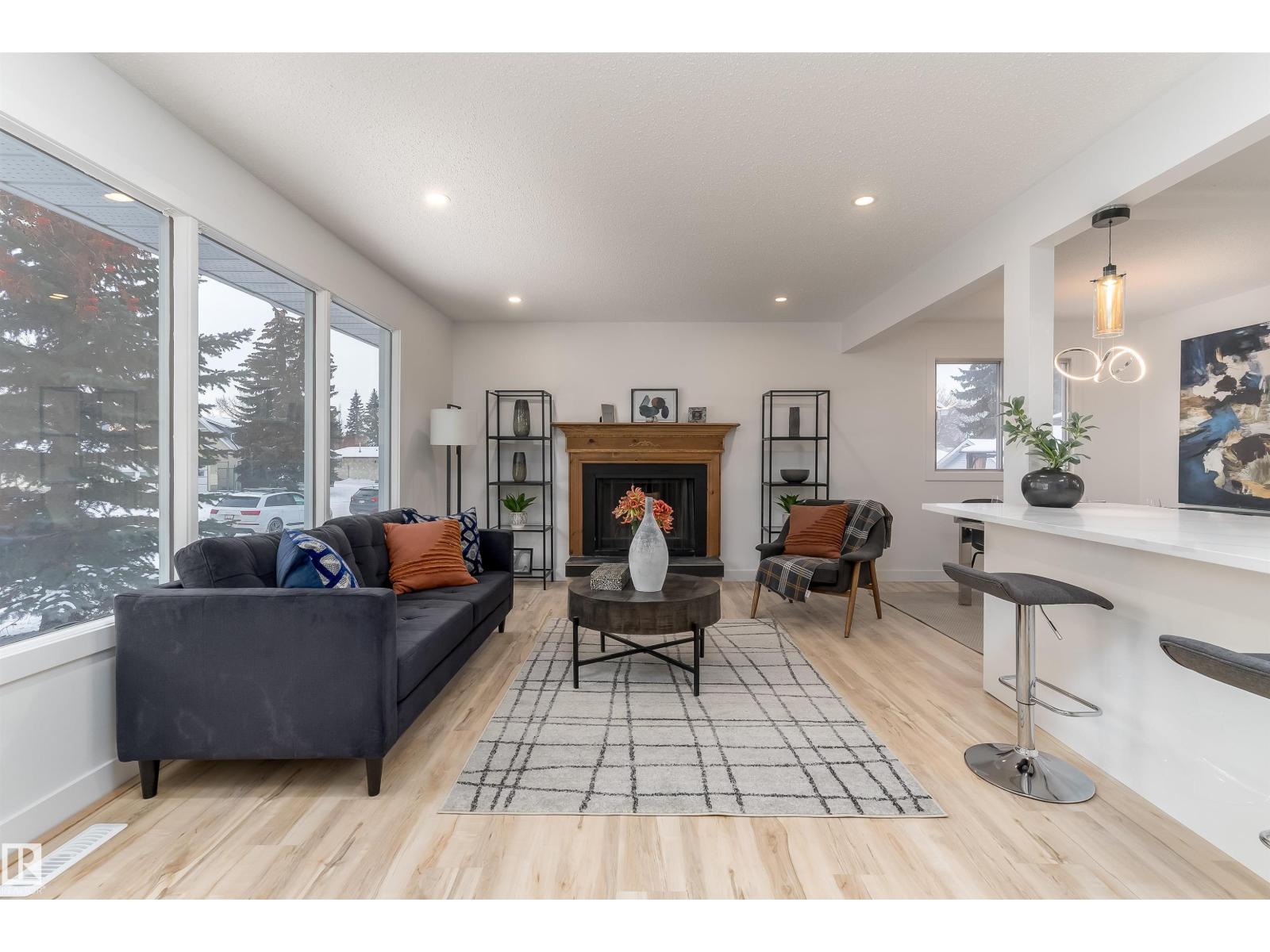 8104 17 AV NW