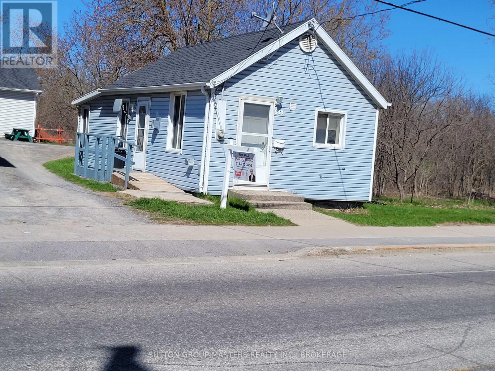 686 & 688 MONTREAL STREET