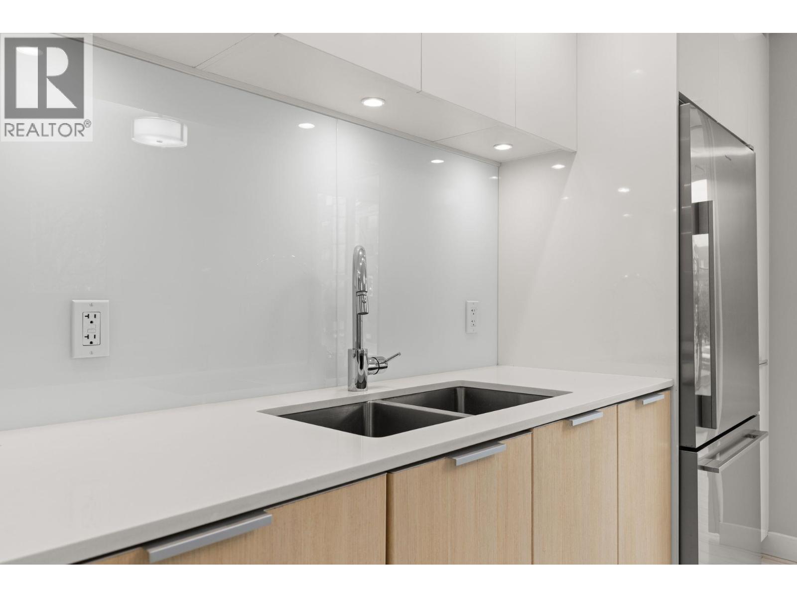 207 111 E 3RD STREET