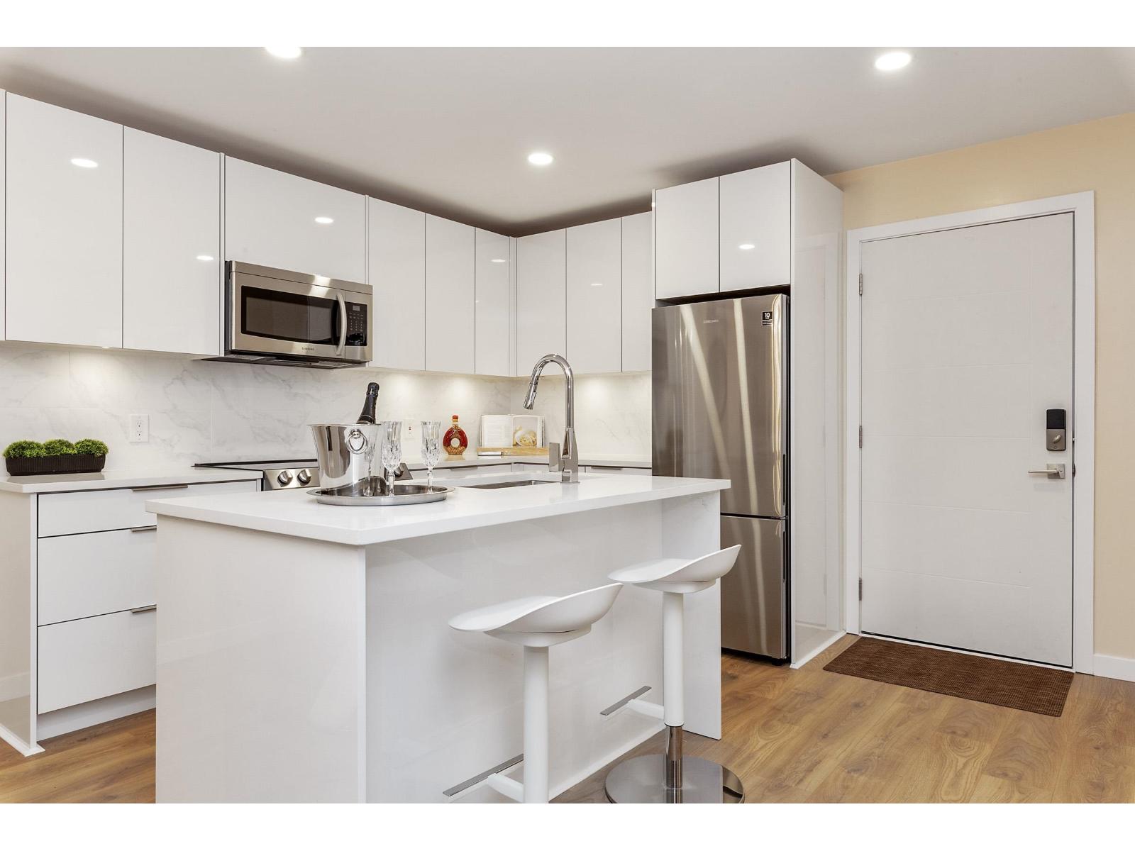 409 15739 FRASER HIGHWAY