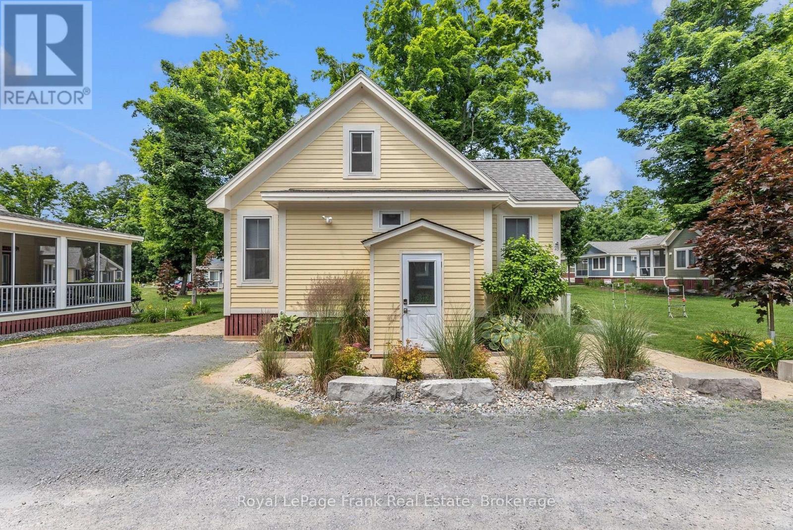 212 - 23 HOLLOW LANE