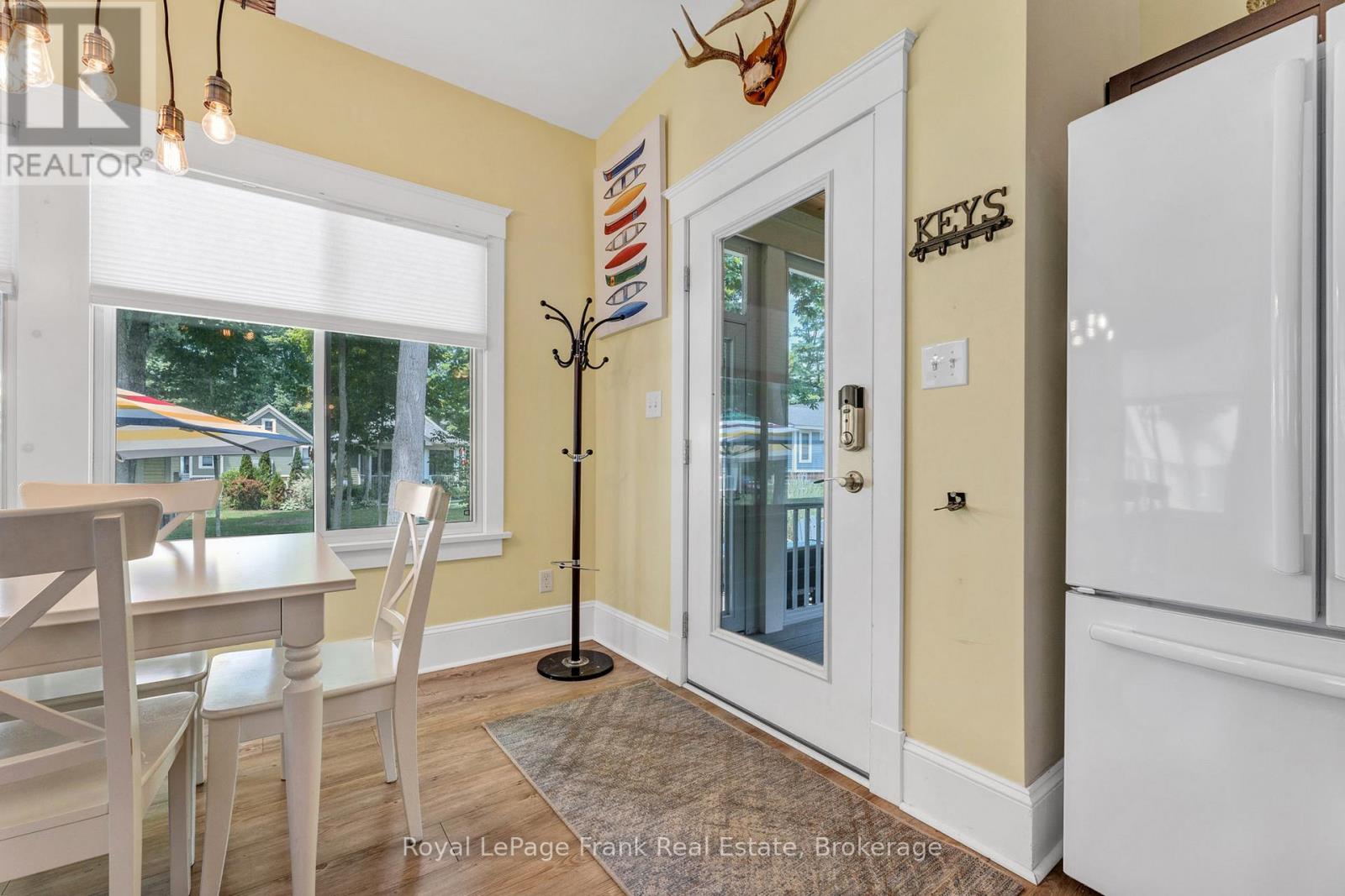 212 - 23 HOLLOW LANE