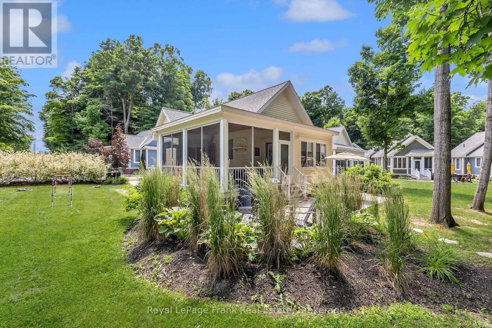 212 - 23 HOLLOW LANE