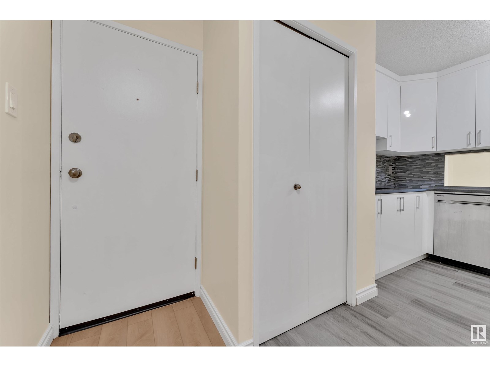#5 3855 76 ST NW
