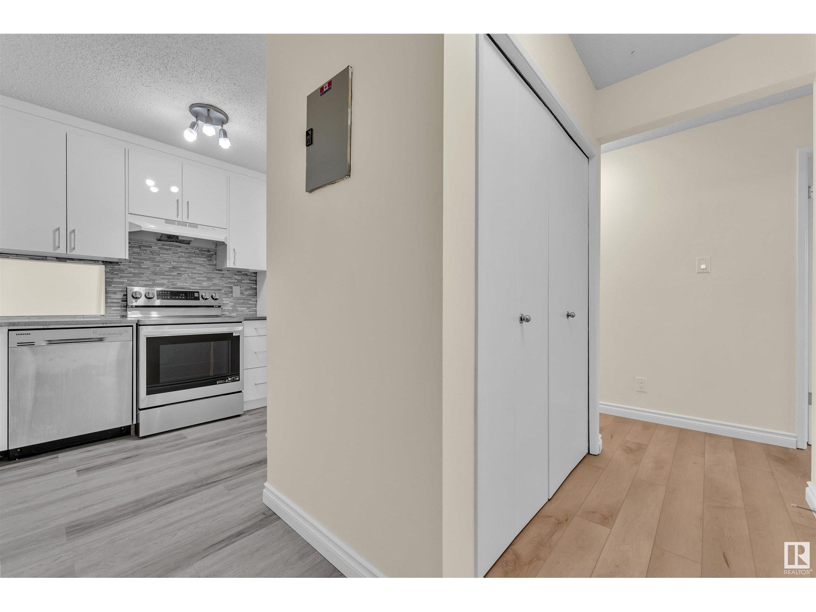#5 3855 76 ST NW