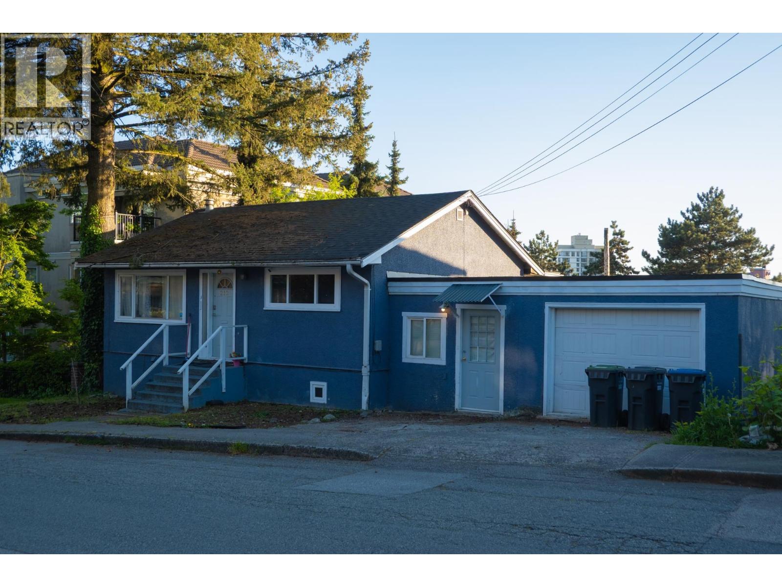 212 MOWAT STREET