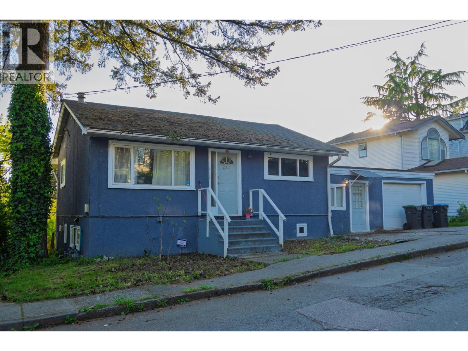 212 MOWAT STREET