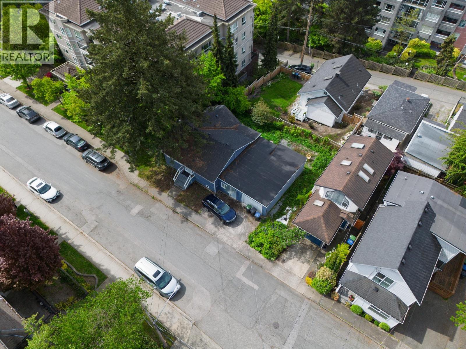212 MOWAT STREET