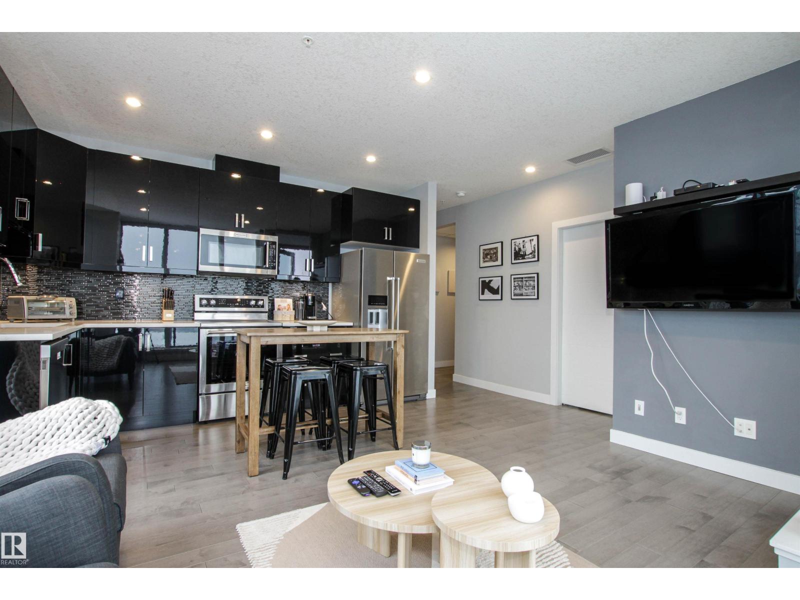 #2003 10238 103 ST NW