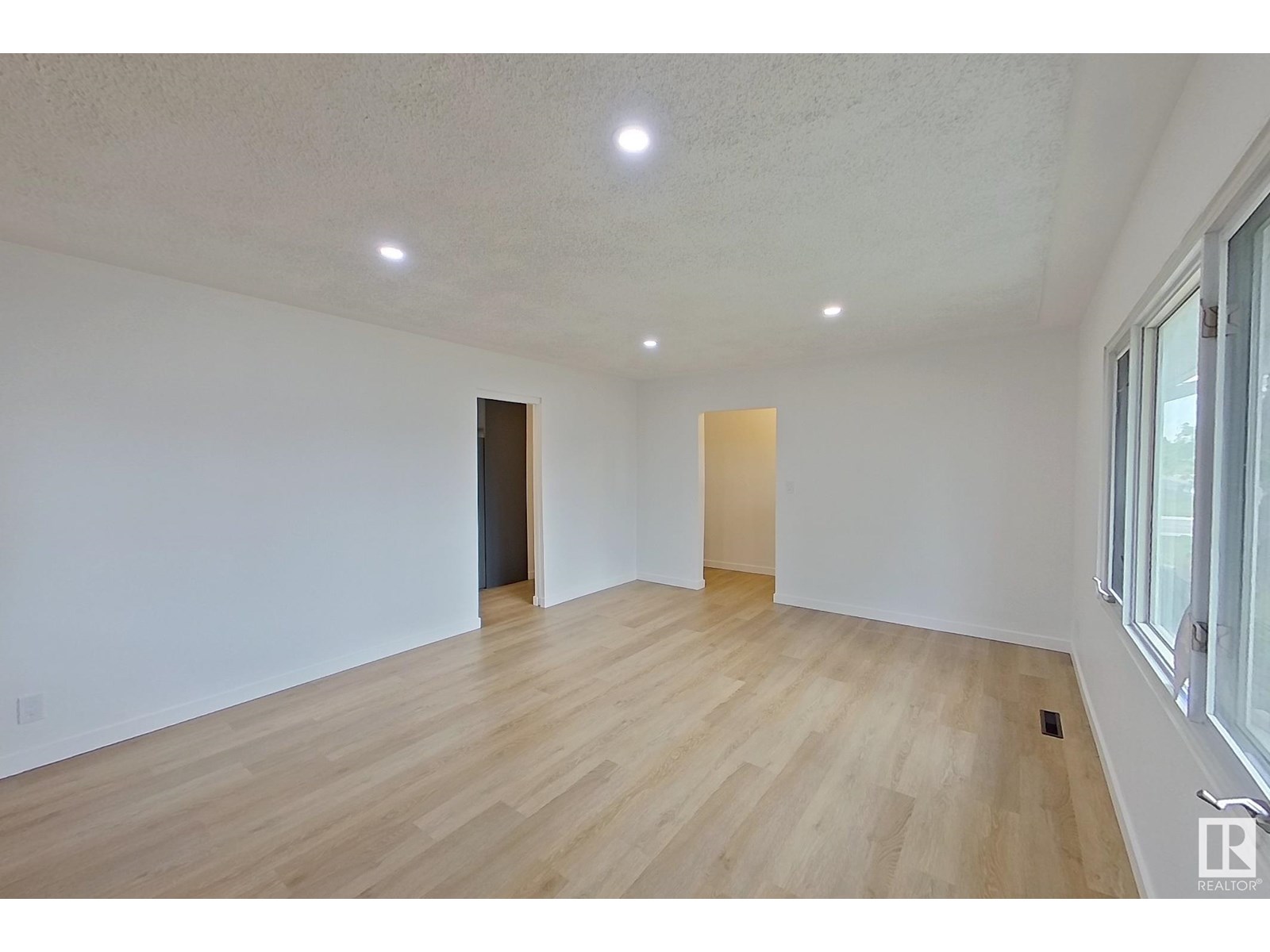 12724 92 ST NW