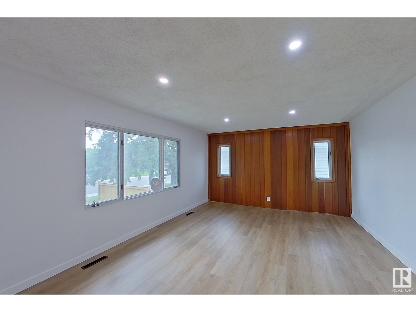 12724 92 ST NW