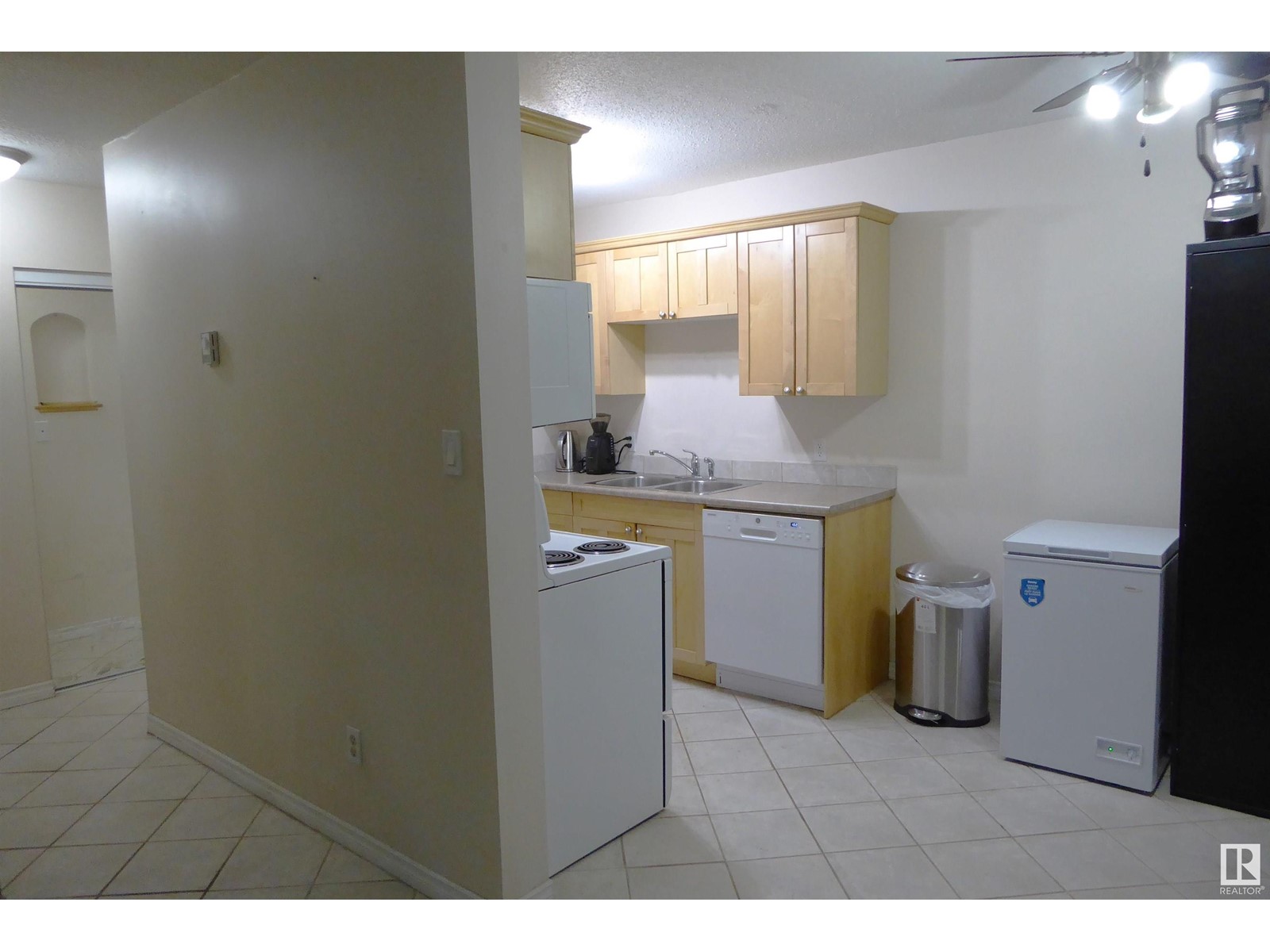 #305 10420 93 ST NW NW