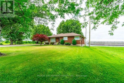 220 READ ROAD St. Catharines (Port Weller) ON L2R7K6