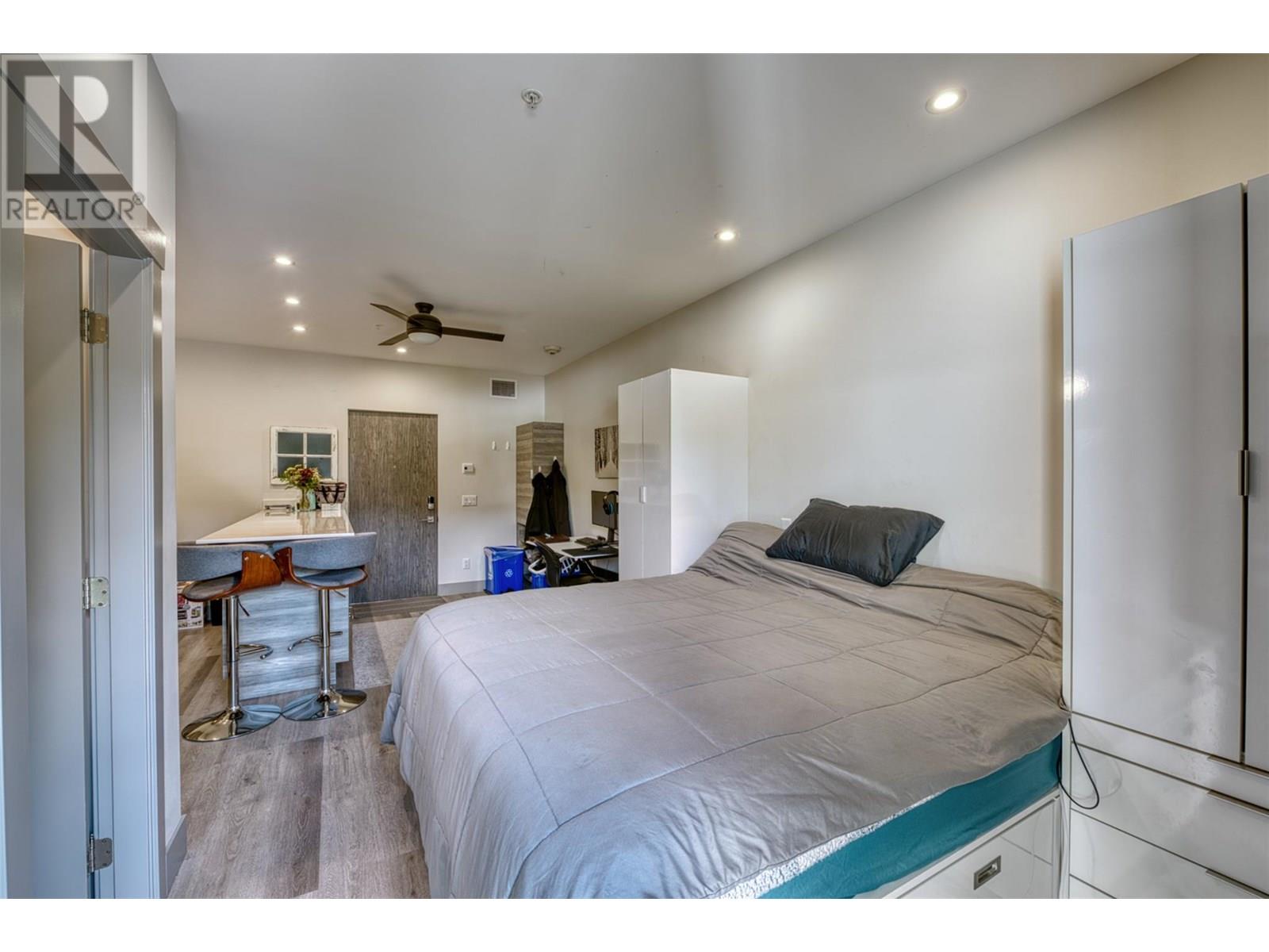 2555 Lakeshore Road Unit# 215