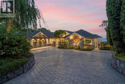 2226 Arbutus Rd Saanich BC V8N1V3