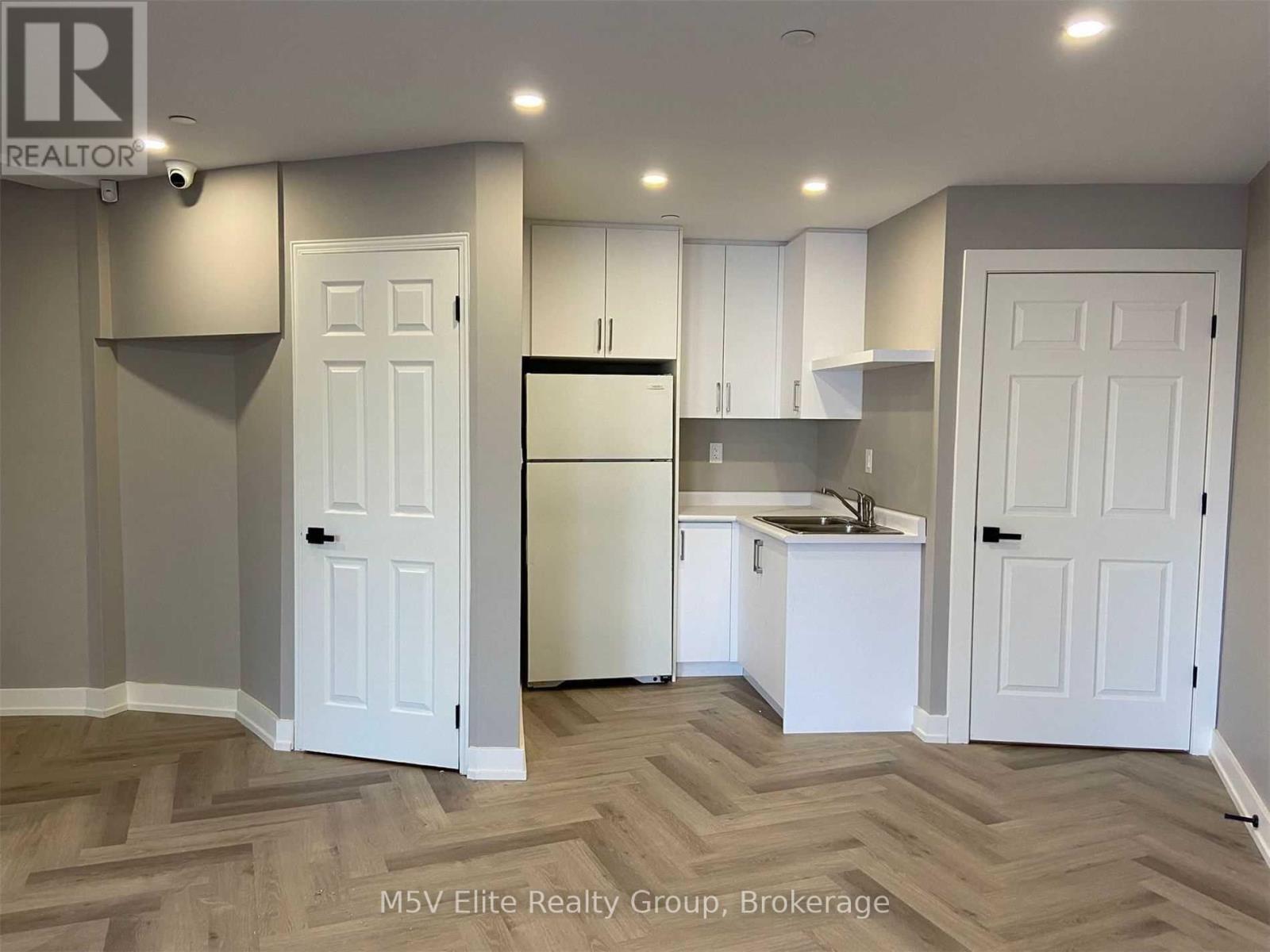 15 - 250 REGINA ROAD