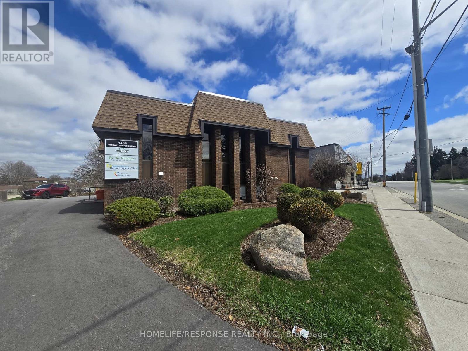 4 - 1454 KING STREET E