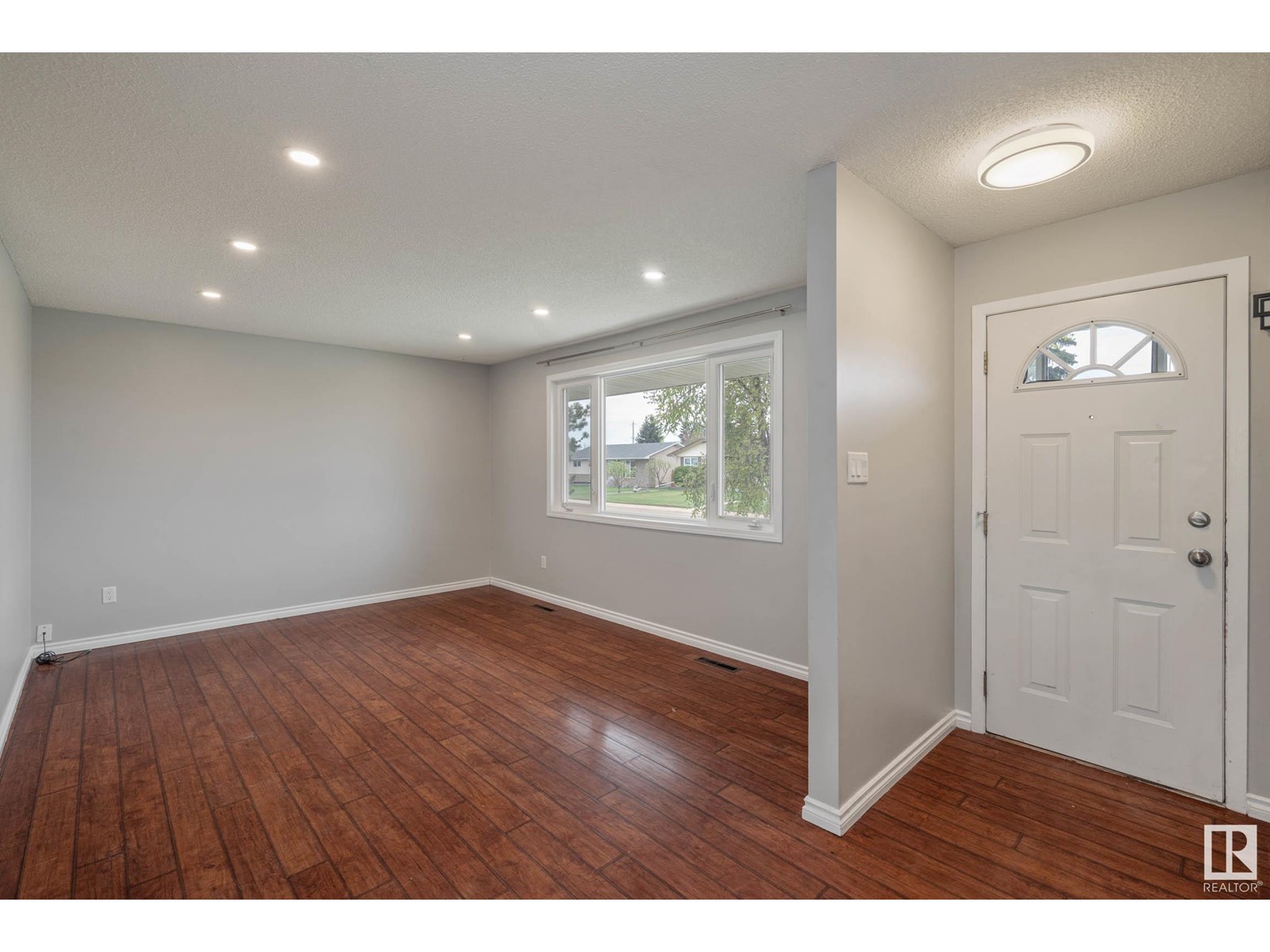 6808 136 AV NW
