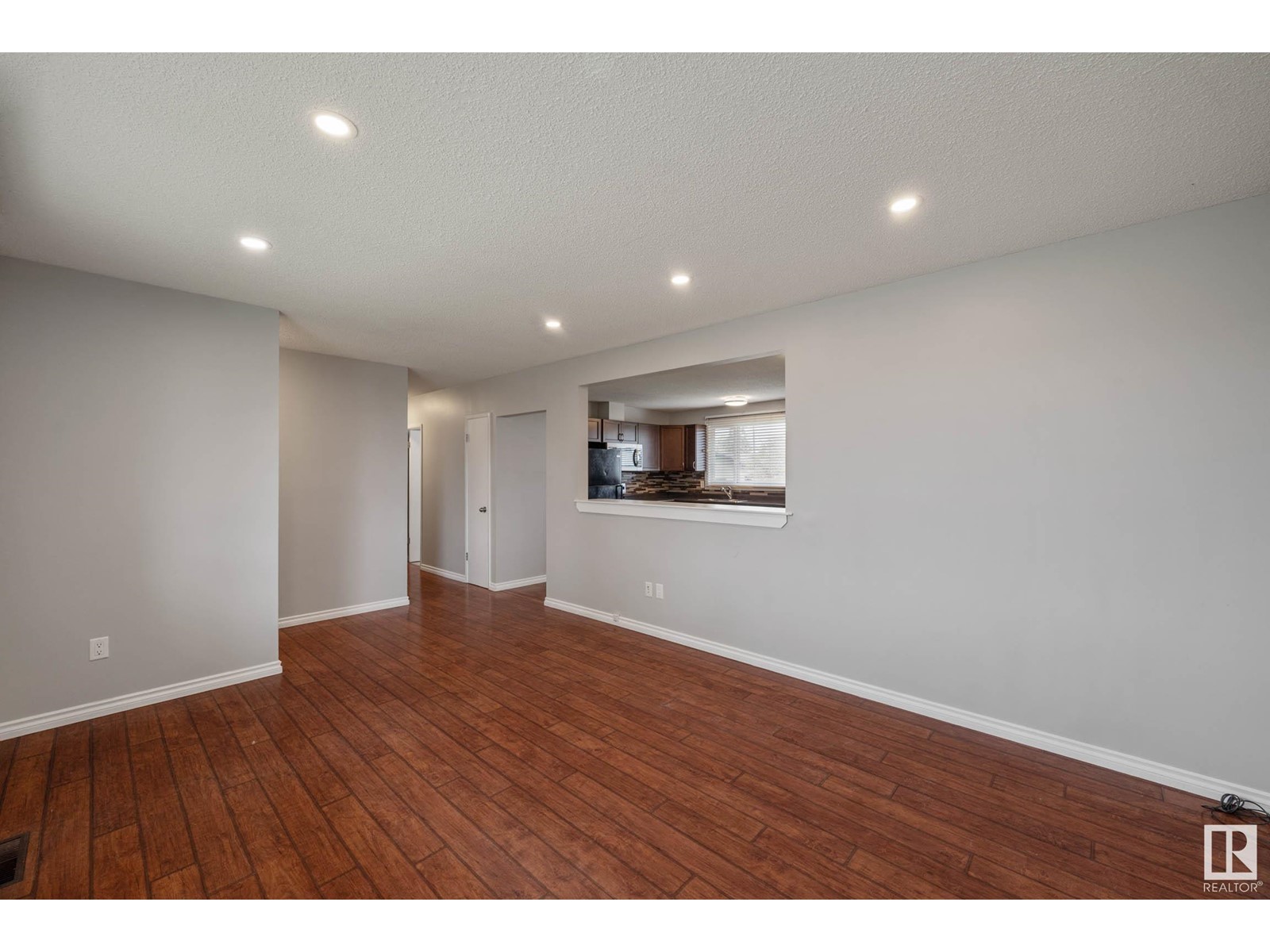6808 136 AV NW