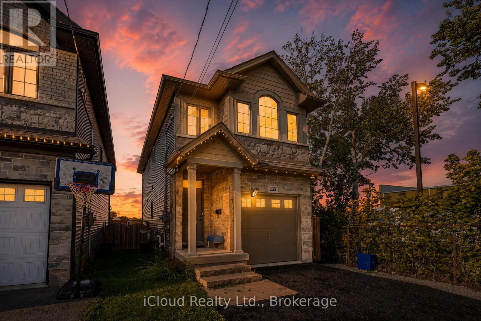 Photo 1 of 48 — 235 MEAD AVENUE, Hamilton (Parkview), ON L8H3V6