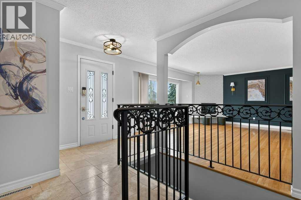 425 Woodland Crescent SE