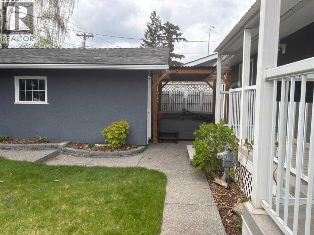 425 Woodland Crescent SE