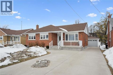 390 DUMFRIES Avenue Kitchener ON N2H2G1