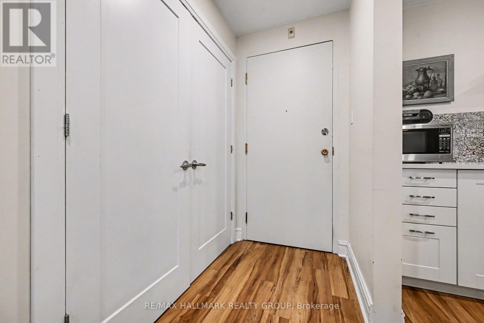 206 - 1 ROSAMOND STREET E