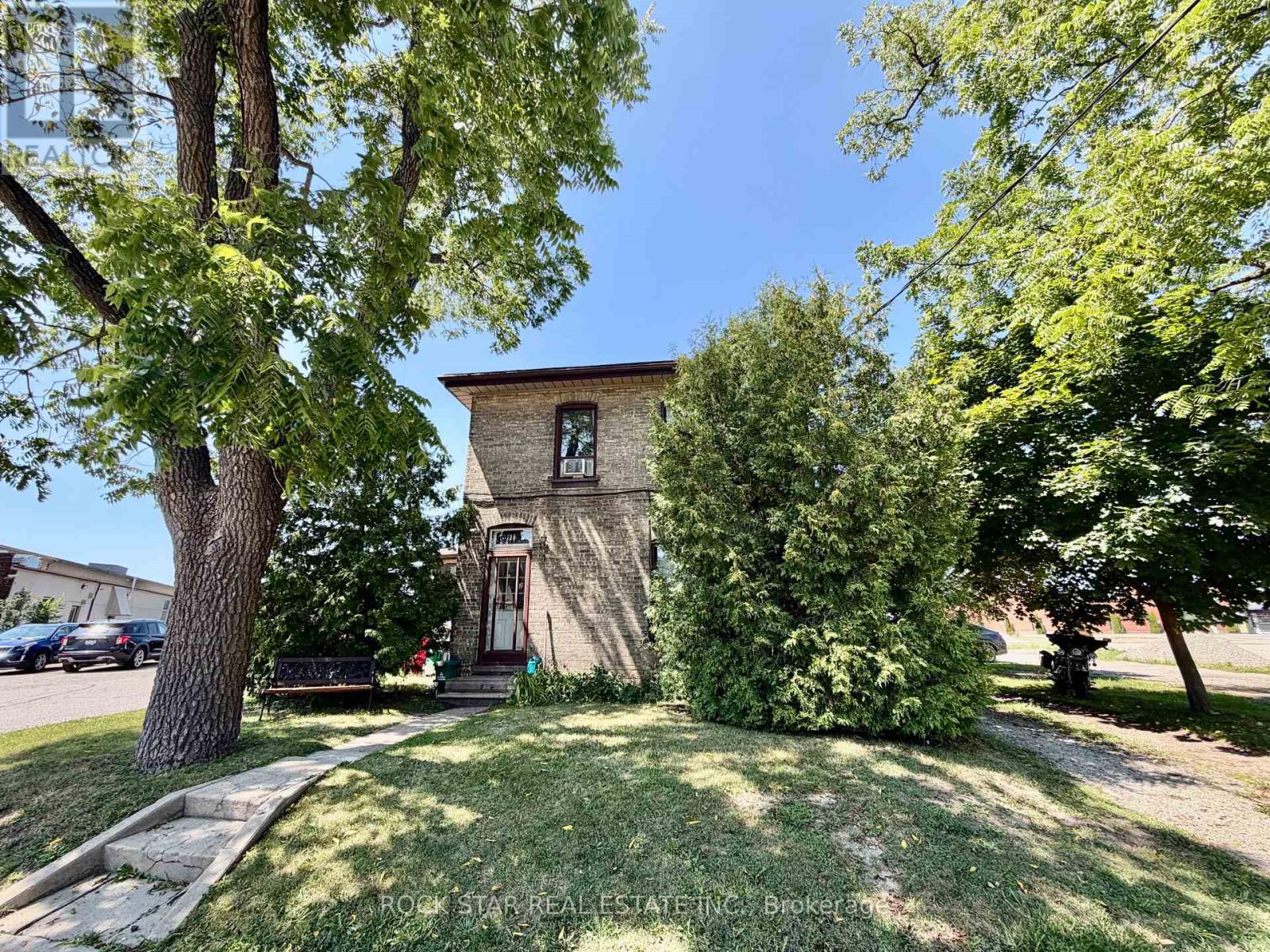 135 SHERWOOD DRIVE