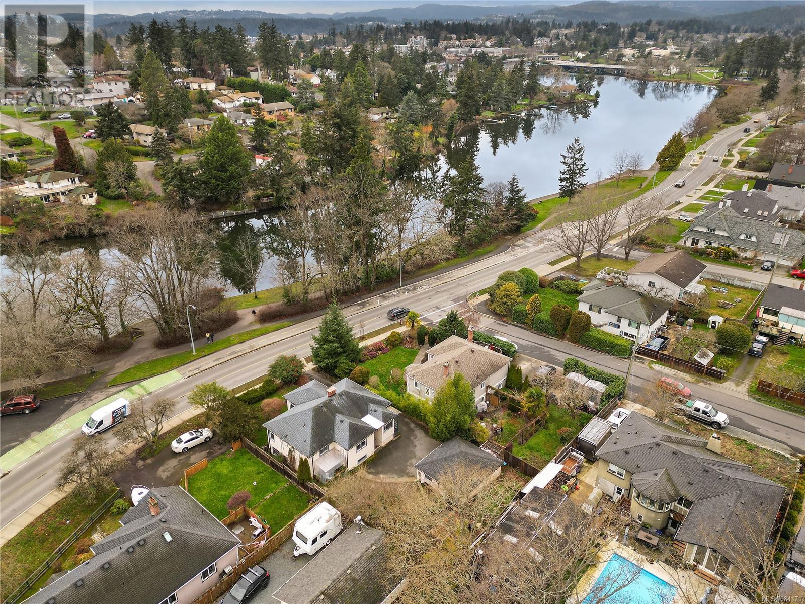 746 Gorge Rd W