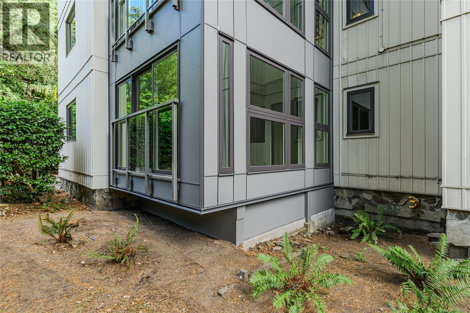 201 1875 Lansdowne Rd