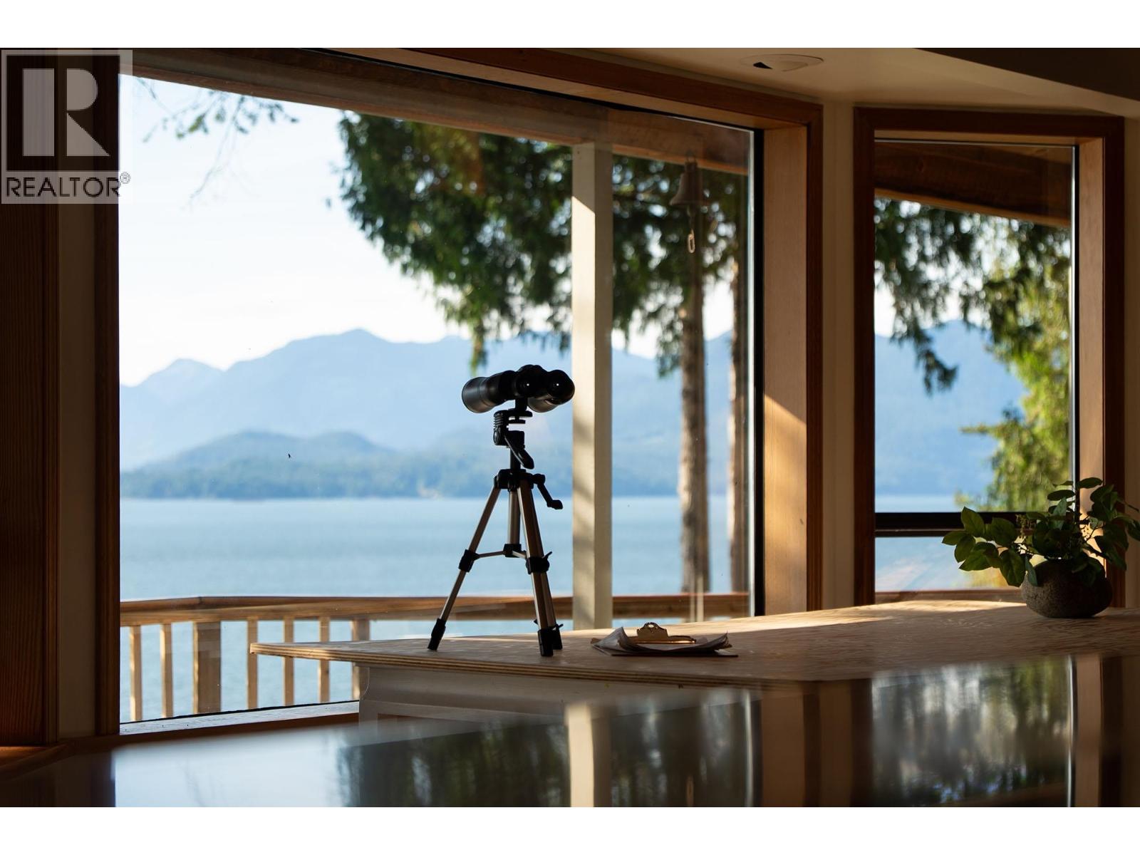 Photo 1 of 40 — 990 WINDJAMMER ROAD, Bowen Island, BC V0N1G2