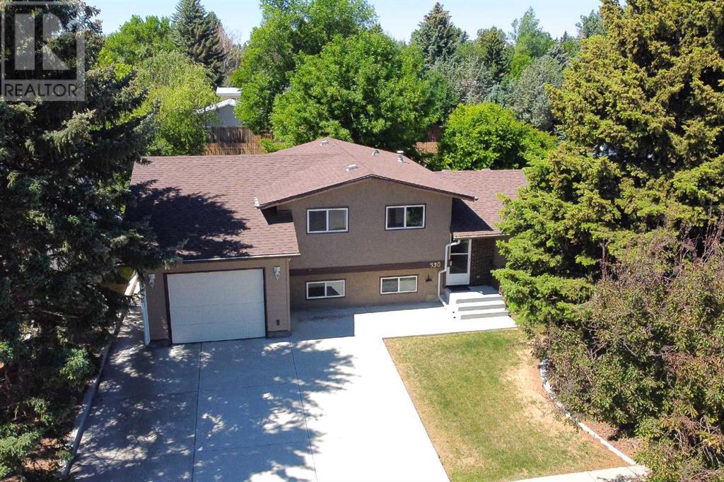 330 Laval Boulevard W