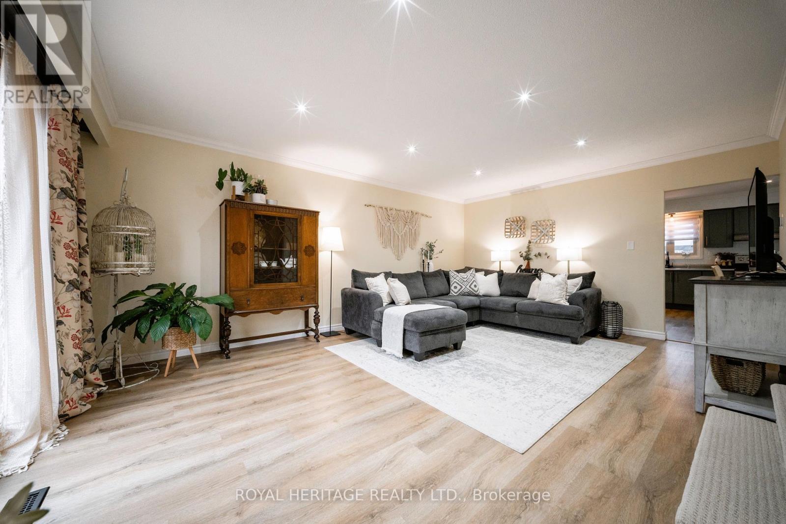 198 BARKLEY CRESCENT