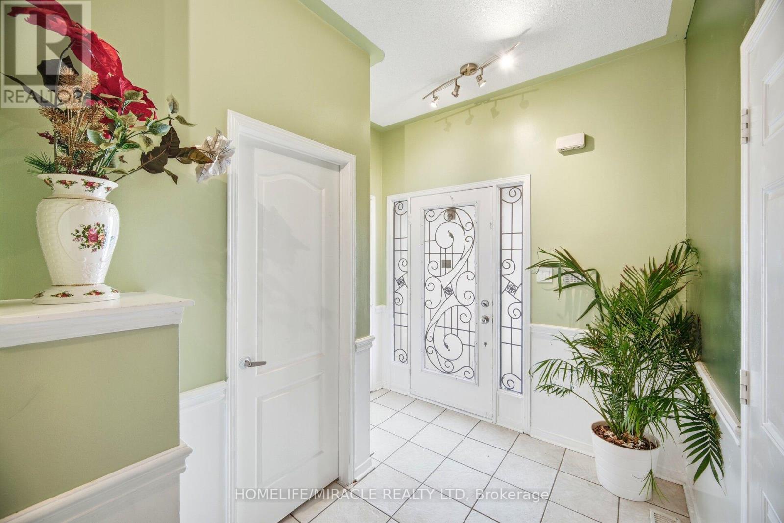 12 HOLLINGSWORTH CIRCLE