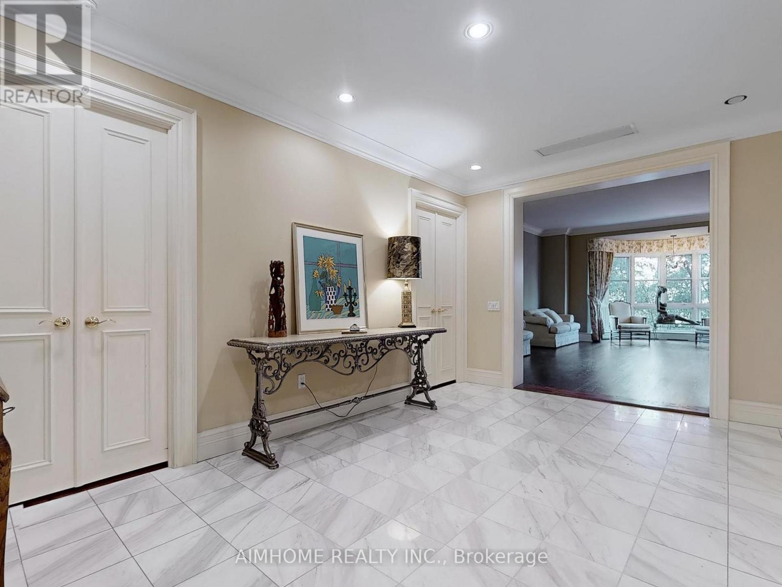 2C - 2 CHEDINGTON PLACE