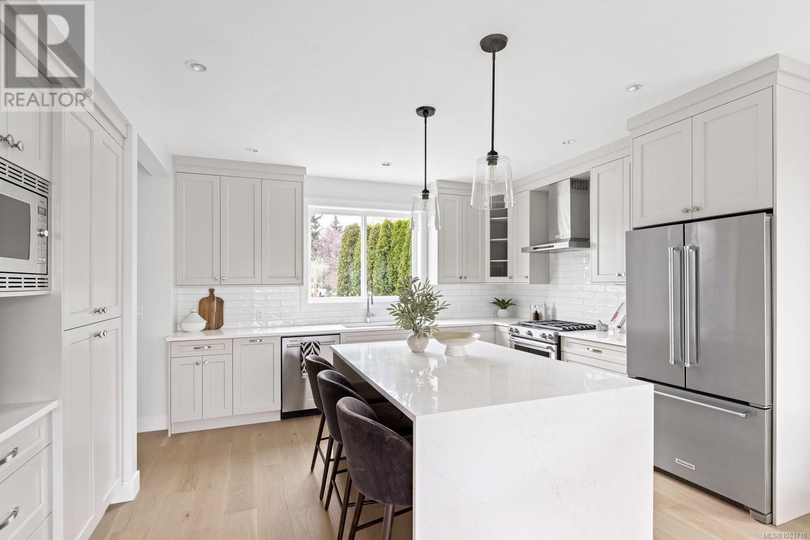 2306 Grove Cres