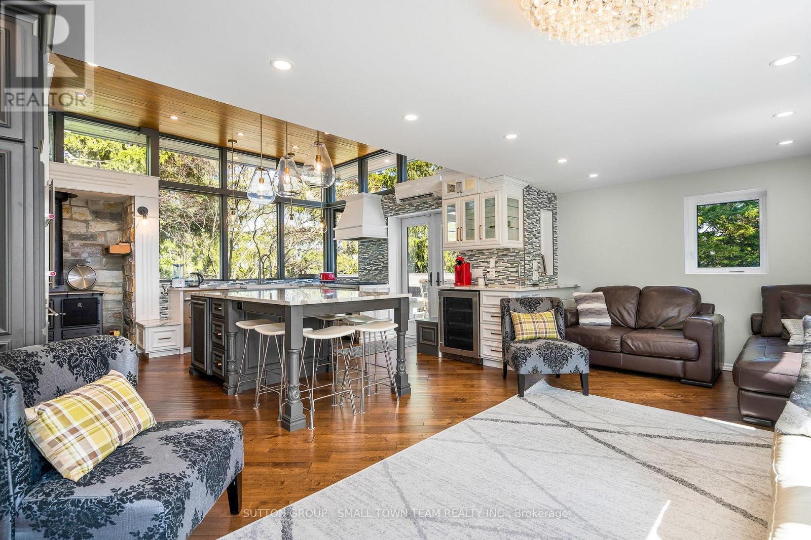 114 LAKESHORE ROAD W