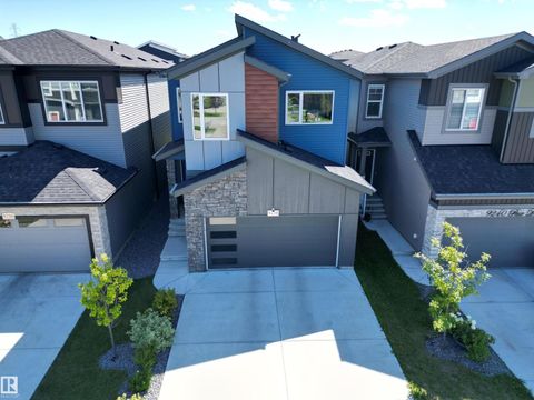 9238 PEAR DR SW Edmonton AB T6X2X5