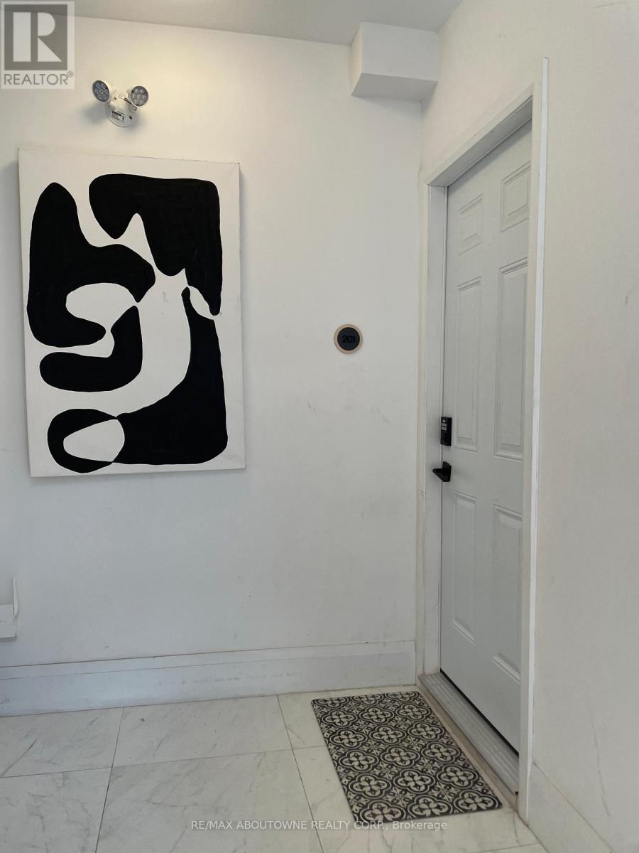 66 WELLINGTON STREET S