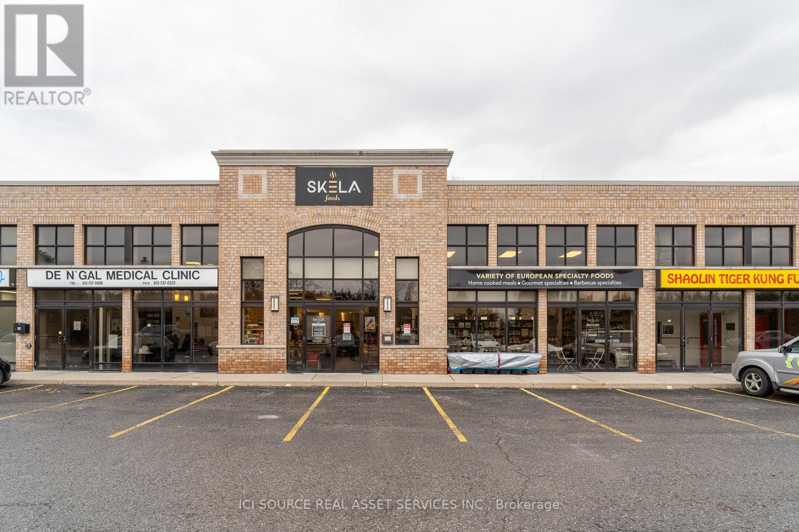 15 & 16 - 1884 MERIVALE ROAD