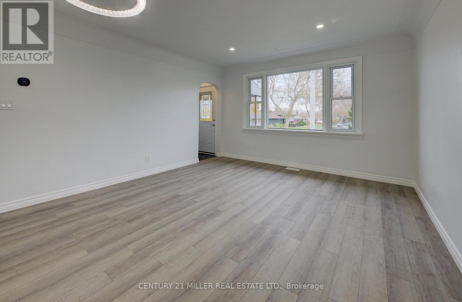 196 QUEENSDALE AVENUE E