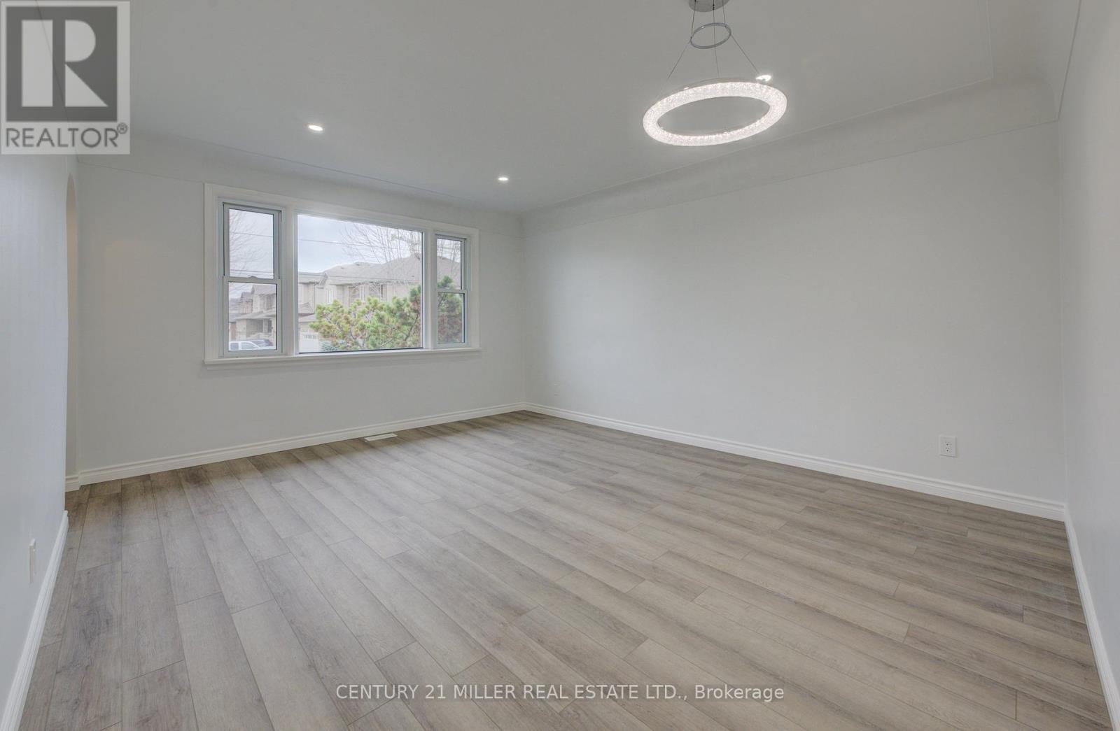 196 QUEENSDALE AVENUE E