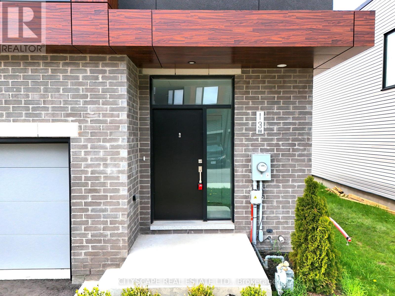 13 - 416 DUNDAS STREET S