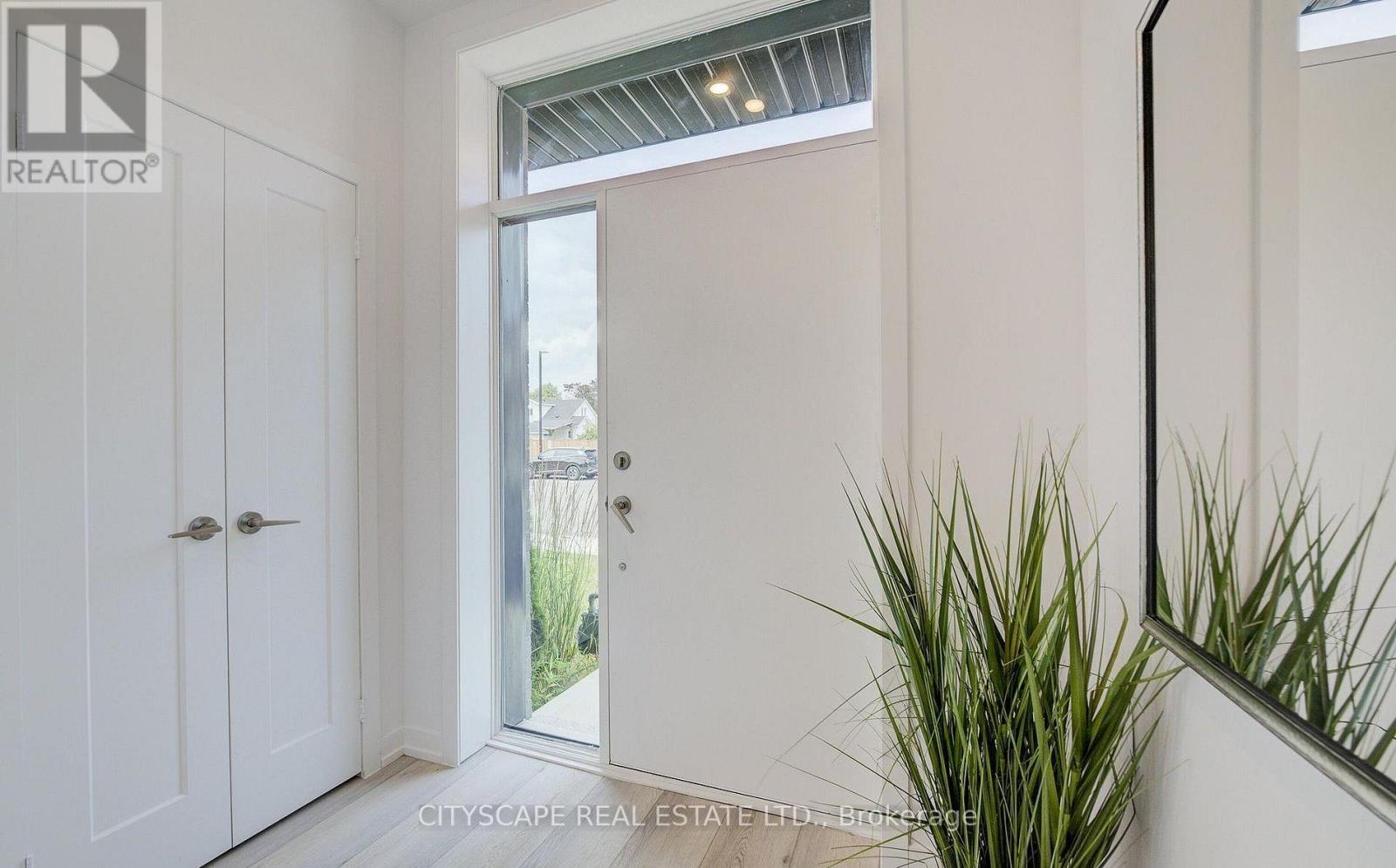 13 - 416 DUNDAS STREET S