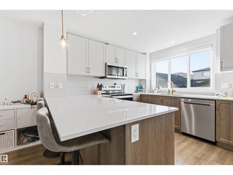 656 35 ST SW Edmonton AB T6X2Z1