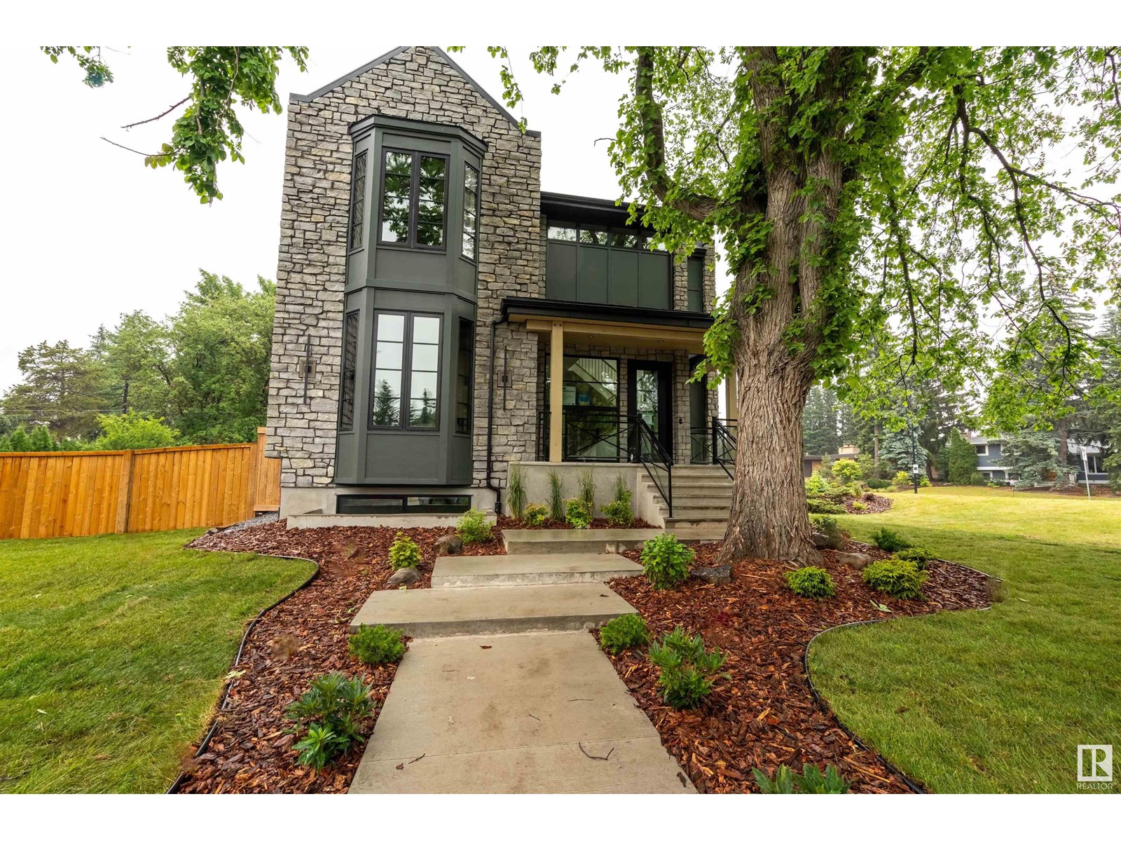 13804 85 AV NW